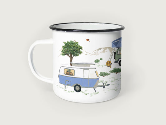 Auf dem Emaille-Becher mit griff sieht man im Vordergrund eine blauen Eriba Wohnwagen und im Hintergrund einen Offraoder mit Dachzelt. Ein modernes Camping-Motiv.