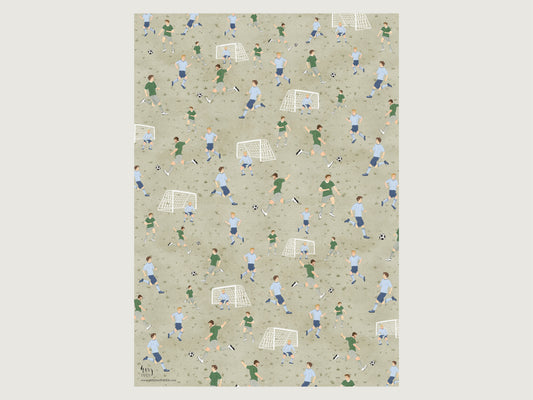Ein Bogen Fußball-Geschenkpapier mit endlosem Fußball-Szenen Muster. Verschiedene Fußballer mit blauen oder grünen Trikots im Spiel.
