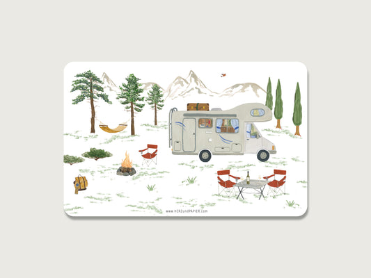 Frühstücksbrett mit handillustriertem Wohnmobil-Motiv. Der Camper steht inmitten der Natur vor einer Bergkulisse und einigen Bäumen. Es ist eine Hängematte gespannt, Camping-Stühle aufgebaut und ein Lagerfeuer zu sehen. 