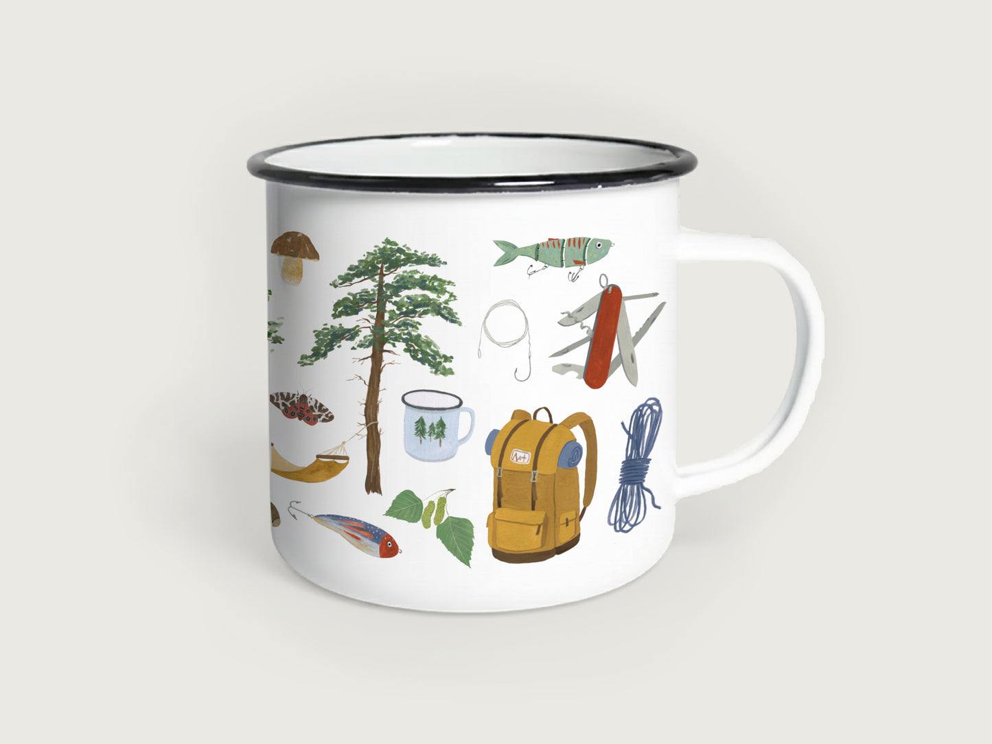 Weißer Emaillebecher mit schwarzem Rand, bedruckt mit handgemalten Outdoor- und Bushcraft-Illustrationen: eine Kiefer, ein gelber Wanderrucksack, ein rotes Taschenmesser, Seil, Hängematte, Pilz und Angelzubehör auf weißem Hintergrund.