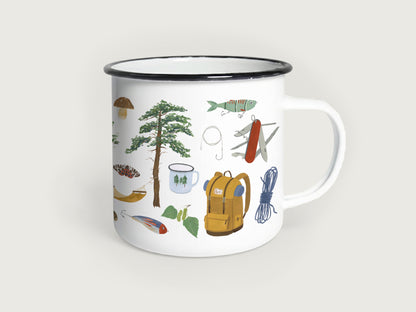 Weißer Emaillebecher mit schwarzem Rand, bedruckt mit handgemalten Outdoor- und Bushcraft-Illustrationen: eine Kiefer, ein gelber Wanderrucksack, ein rotes Taschenmesser, Seil, Hängematte, Pilz und Angelzubehör auf weißem Hintergrund.