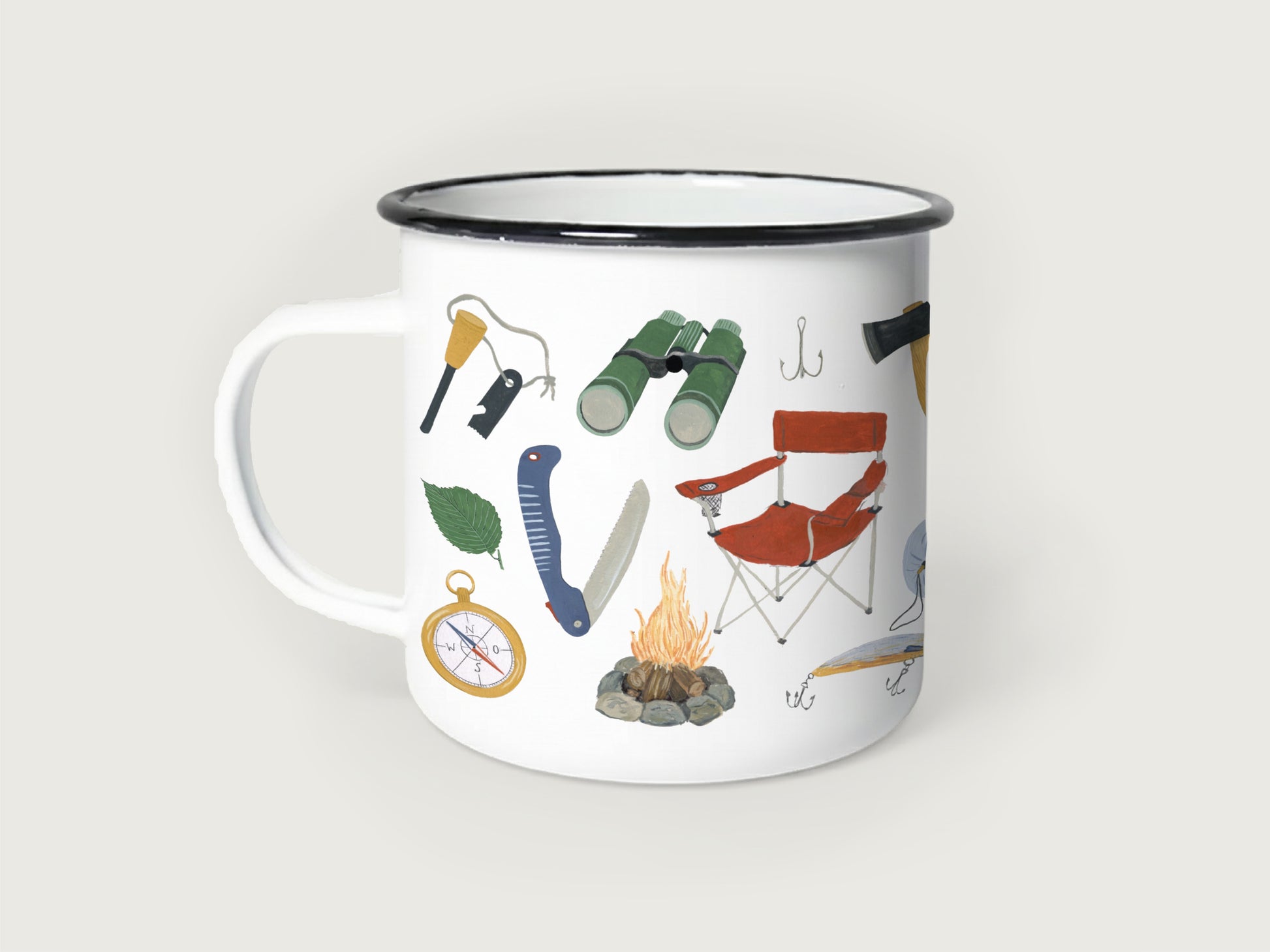 Weißer Emaillebecher mit schwarzem Rand, bedruckt mit handgemalten Survival-Illustrationen: ein brennendes Lagerfeuer, ein roter Campingstuhl, eine Klappsäge, ein grünes Fernglas, ein Kompass, ein Beil und ein Feuerstahl auf weißem Hintergrund.