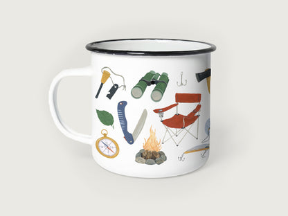 Weißer Emaillebecher mit schwarzem Rand, bedruckt mit handgemalten Survival-Illustrationen: ein brennendes Lagerfeuer, ein roter Campingstuhl, eine Klappsäge, ein grünes Fernglas, ein Kompass, ein Beil und ein Feuerstahl auf weißem Hintergrund.