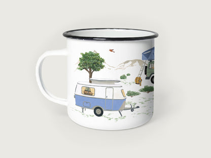Auf dem Emaille-Becher mit griff sieht man im Vordergrund eine blauen Eriba Wohnwagen und im Hintergrund einen Offraoder mit Dachzelt. Ein modernes Camping-Motiv. 