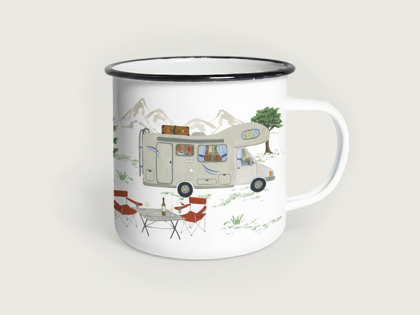 Weiße Emaille Tasse mit schwarzem Rand, auf der ein handillustriertes Wohnmobil mit Camping-Szene in der Natur zu sehen ist. Vor dem Womo stehen Campingstühle und -tisch, im Hintergrund sind Bäume und Berge zu sehen.