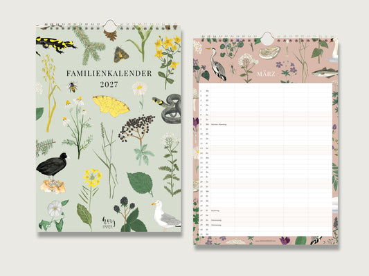 Familienkalender-Natur-1.jpg:Produktfoto zweier geöffneter Seiten eines Wandkalenders 2027 mit Spiralbindung auf hellem Hintergrund. Links das hellgrüne Deckblatt mit dem Titel "FAMILIENKALENDER 2027" in dunkler Schrift. Es ist dicht geschmückt mit botanischen und zoologischen Illustrationen wie einem Feuersalamander, einem Marienkäfer, Bienen, verschiedenen Blumen (Kamille, Rainfarn, Wiesenblumen), einem Schwalbenschwanz-Schmetterling, einer Ringelnatter, einer Brombeere und zwei Vögeln (Wasserhuhn, Möwe).