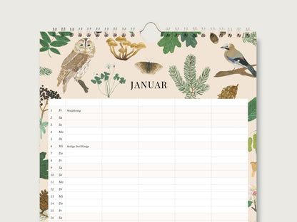 Detaillierte Nahaufnahme des oberen Teils der Kalenderseite für Januar 2027 auf rosa Hintergrund. Der Titel "JANUAR" steht in dunkler Schrift über einer Termintabelle mit 5 Spalten. Darüber sind liebevolle Illustrationen angeordnet: Links sitzt eine naturgetreu gezeichnete Schleiereule auf einem Ast, in der Mitte stehen eine Gruppe brauner Stockschwämmchen (Pilze) und blühender Sauerklee. Rechts sitzt ein Eichelhäher auf einem Ast, daneben Tannenzweige mit Zapfen und eine weitere Pilzgruppe. Die ersten Zeil