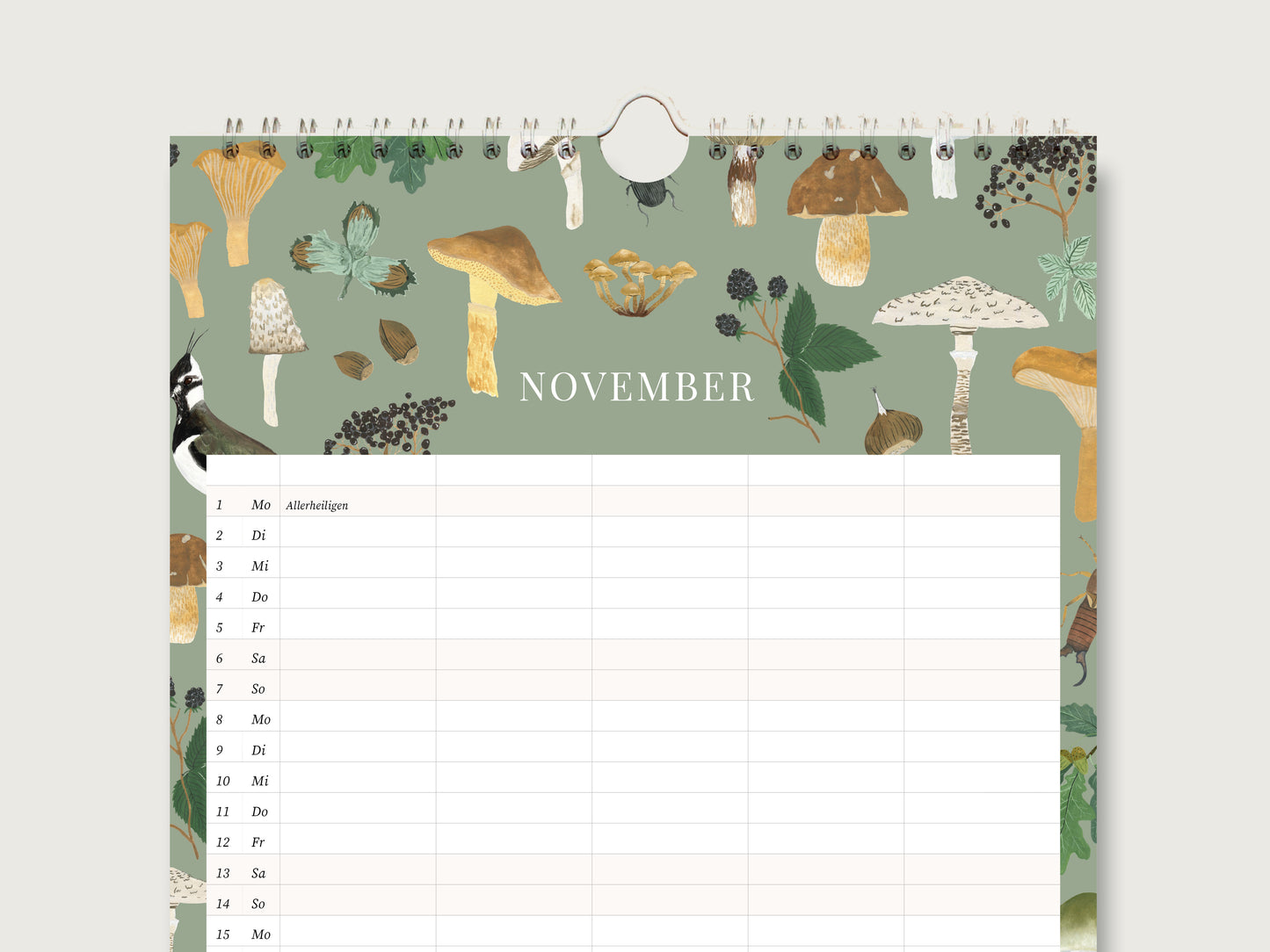 Detaillierte Nahaufnahme des oberen Teils der Kalenderseite für November 2027 auf dunkelgrünem Hintergrund. Der Titel "NOVEMBER" steht über einer Termintabelle mit 5 Spalten. Der obere Rand zeigt eine herbstliche Waldthematik mit Illustrationen verschiedener Pilzarten (Pfifferlinge, braune Kappenpilze, ein Parasolpilz, eine Gruppe Stockschwämmchen), Brombeeren am Zweig, Eicheln, Kastanien, Farnblättern und einem Kiebitz (Vogel). Ein kleines dunkles Insekt krabbelt zwischen den Pilzen. Die ersten Zeilen der 