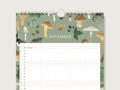 Detaillierte Nahaufnahme des oberen Teils der Kalenderseite für November 2027 auf dunkelgrünem Hintergrund. Der Titel "NOVEMBER" steht über einer Termintabelle mit 5 Spalten. Der obere Rand zeigt eine herbstliche Waldthematik mit Illustrationen verschiedener Pilzarten (Pfifferlinge, braune Kappenpilze, ein Parasolpilz, eine Gruppe Stockschwämmchen), Brombeeren am Zweig, Eicheln, Kastanien, Farnblättern und einem Kiebitz (Vogel). Ein kleines dunkles Insekt krabbelt zwischen den Pilzen. Die ersten Zeilen der 