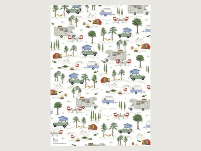Bogen Camping-Geschenkpapier mit Wohnwagen, Wohnmobil und Fahrzeug mit Dachzelt in landschaftlicher Kulisse. Hängematte und Lagerfeuer sowie Zelt. 