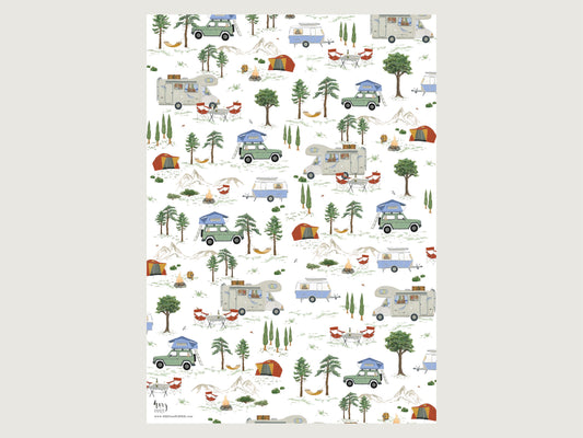 Bogen Camping-Geschenkpapier mit Wohnwagen, Wohnmobil und Fahrzeug mit Dachzelt in landschaftlicher Kulisse. Hängematte und Lagerfeuer sowie Zelt. 