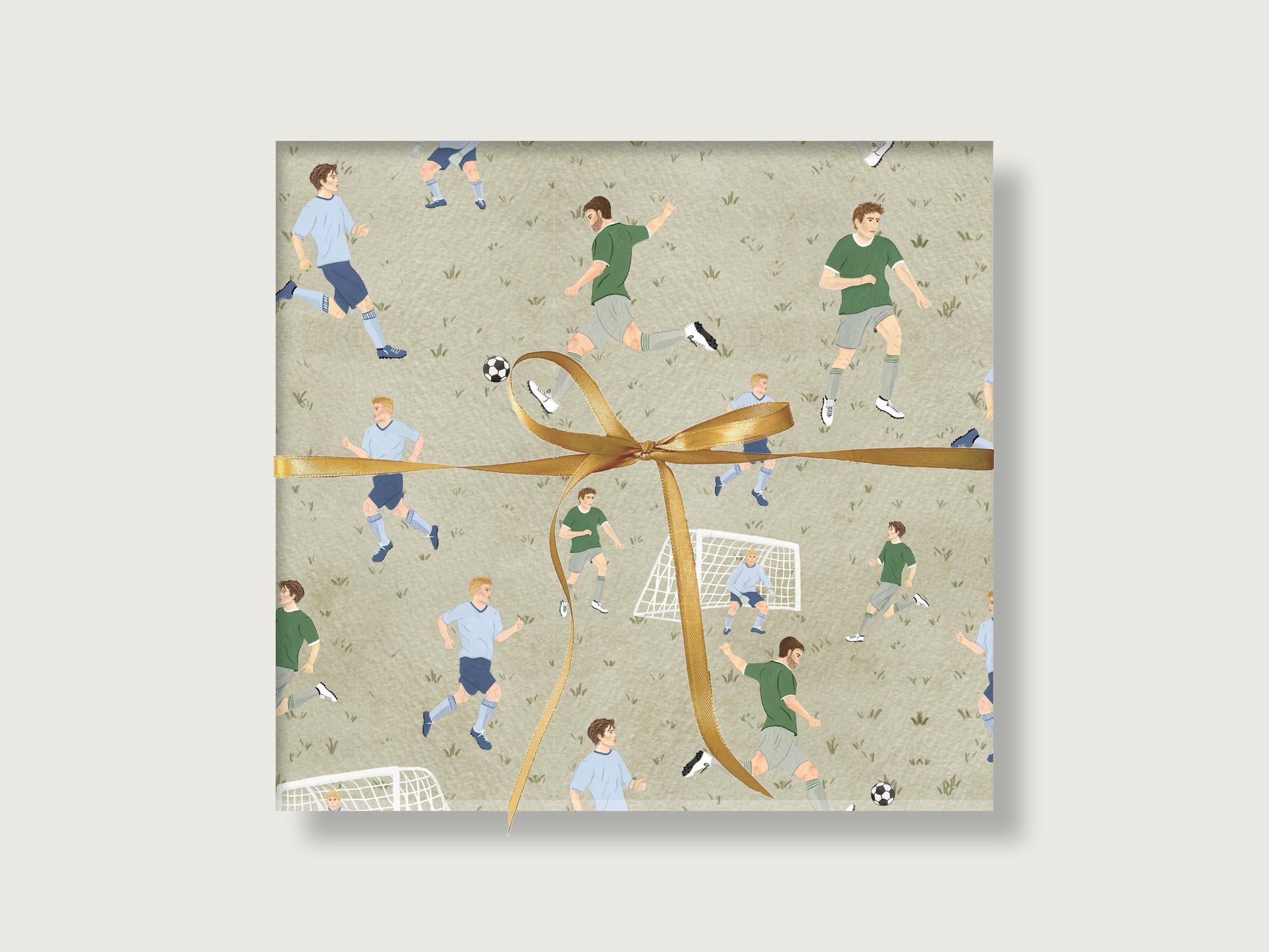 Geschenk mit Fußball-Geschenkpapier. Da sind auf grünem Hintegrund verschiedene Fußballer zweier Mannschaften und ein Tor. Es ist eine Fußballszene nachgestellt. 