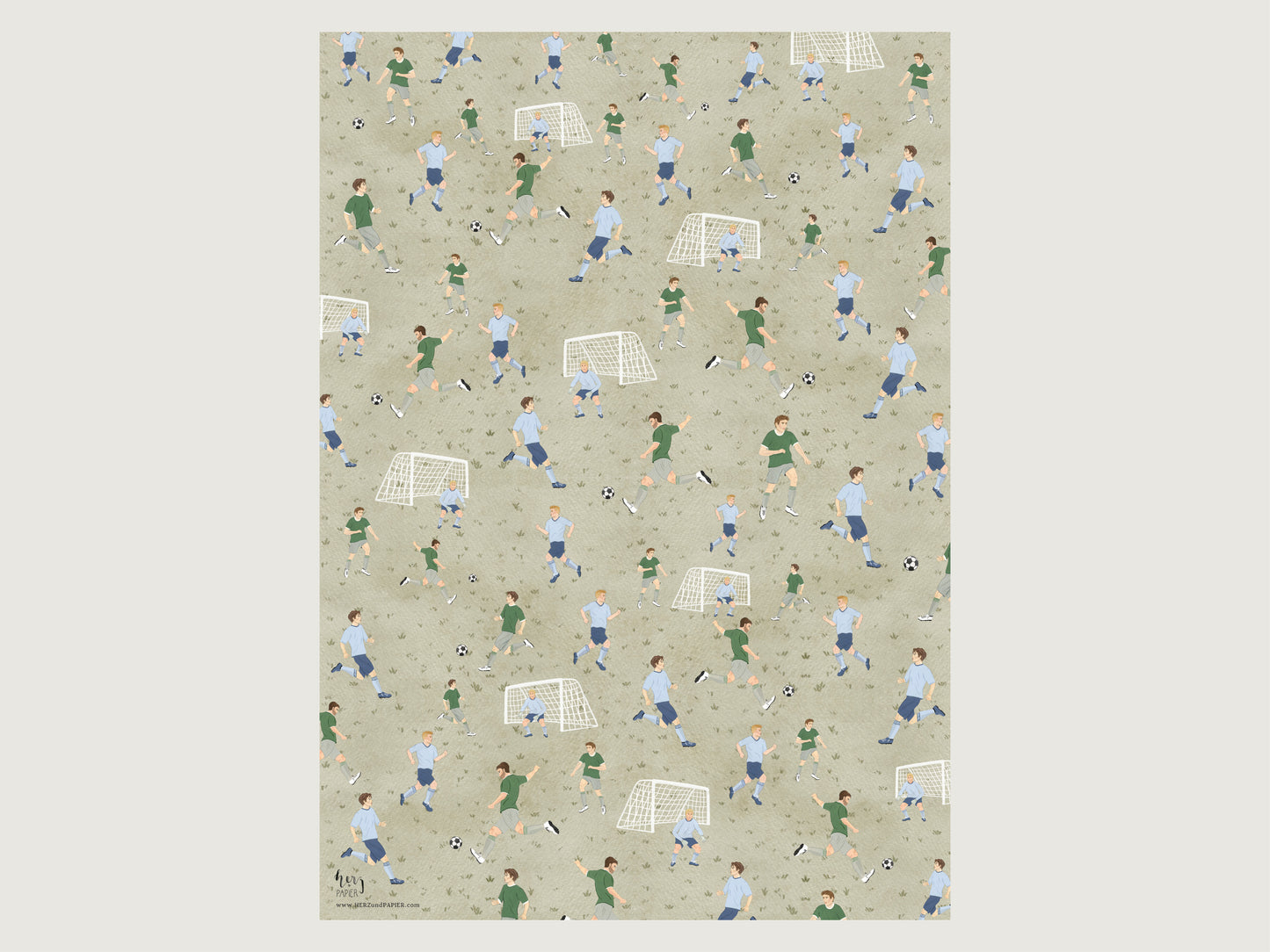 Ein Bogen Fußball-Geschenkpapier mit endlosem Fußball-Szenen Muster. Verschiedene Fußballer mit blauen oder grünen Trikots im Spiel.