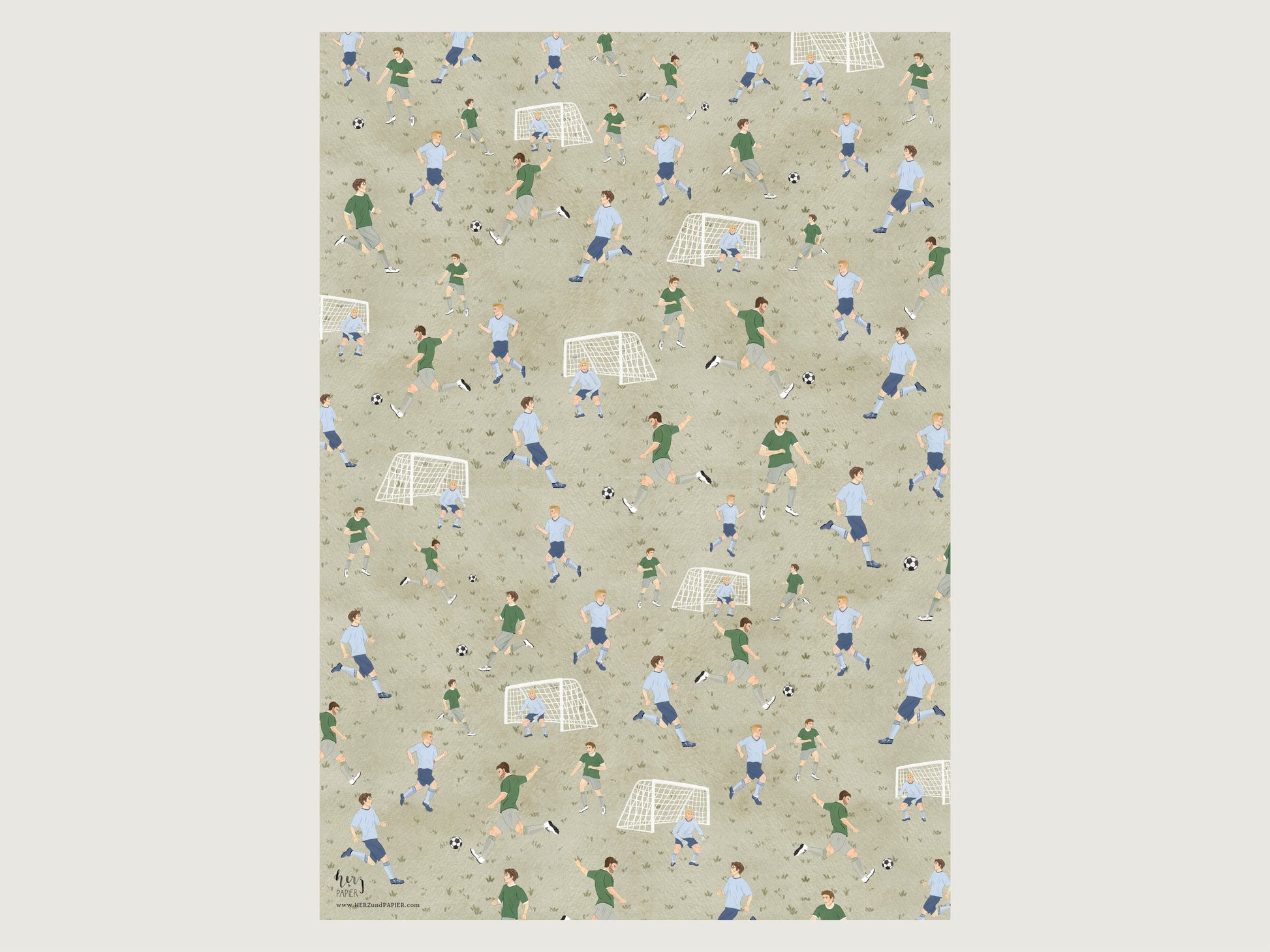 Ein Bogen Fußball-Geschenkpapier mit endlosem Fußball-Szenen Muster. Verschiedene Fußballer mit blauen oder grünen Trikots im Spiel.