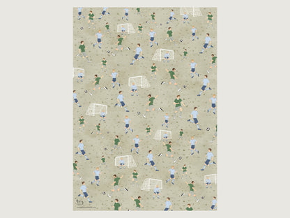 Ein Bogen Fußball-Geschenkpapier mit endlosem Fußball-Szenen Muster. Verschiedene Fußballer mit blauen oder grünen Trikots im Spiel.