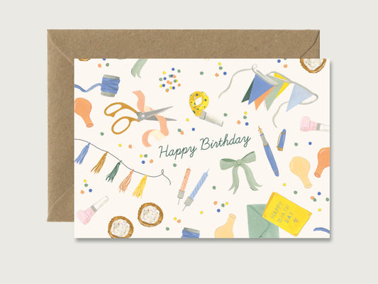 Moderne Grußkarte zum Geburtstag: Eine geschlossene Klappkarte im Format DIN A6 aus festem, weißem Naturpapier mit dem modernen Schriftzug HAPPY BIRTHDAY in eleganten Blockbuchstaben und feiner Schreibschrift. Die Karte ist mittig auf einem schlichten, neutralen, hellen Hintergrund platziert.
Hochwertige Geburtstagskarte aus 350g Naturpapier im Detail. Die edle Klappkarte im Format DIN A6 wird leicht schräg präsentiert, um die matte, griffige Textur des ungestrichenen Papieres, die brillanten Druckfarben un
