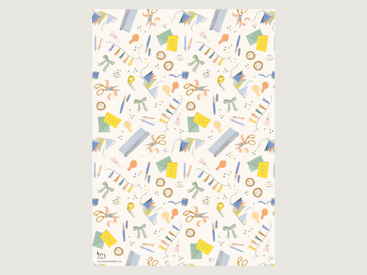 Detailansicht des bunten Geburtstag-Geschenkpapier-Bogens mit feinen, handgemalten Illustrationen. Das matte, griffige 100g Papier wird im Anschnitt gezeigt, um die brillanten Farben der gezeichneten Festdeko, die spiegelungsfreie Oberfläche und die hochwertige Papierqualität für stilvolles Geschenkeeinpacken zu präsentieren.