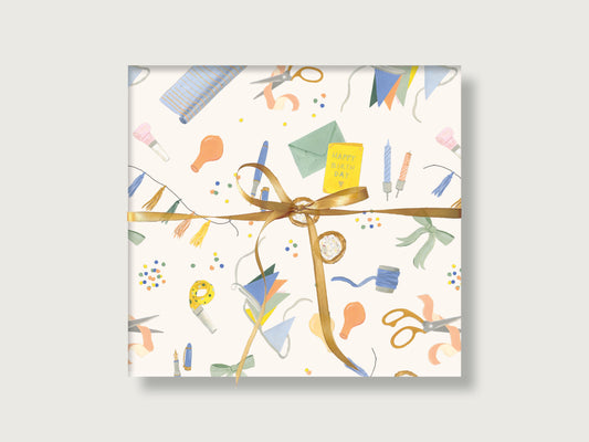 Fröhliches Geschenkpapier für Geburtstage: Drei flach präsentierte Papierbögen im Format DIN A2 aus mattem Bilderdruckpapier mit einem allover gemusterten, bunten Motiv aus handgemalten Geburtstagsdekorationen und festlichen Elementen auf hellem Grund. Das edle Geschenkpapier-Set liegt zentriert auf einer schlichten, neutralen Fläche.