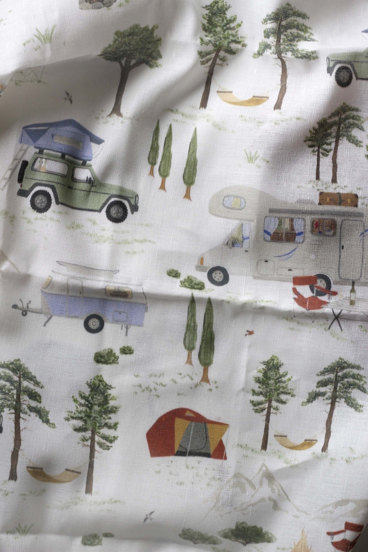 Nahaufnahme der griffigen Halbleinen-Struktur des Küchentuchs mit feiner Strukturierung und detaillierten Camping-Illustrationen.