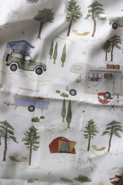 Nahaufnahme der griffigen Halbleinen-Struktur des Küchentuchs mit feiner Strukturierung und detaillierten Camping-Illustrationen.