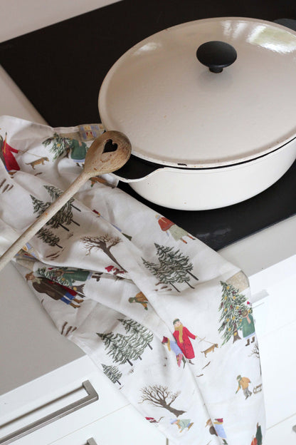 Leinen Abtrockentuch als weihnachtliche Deko in der Küche neben Bräter und Kochlöffel.