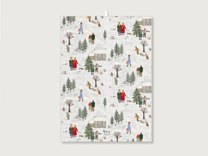 Ausgebreitetes Geschirrtuch aus Leinenmix mit Winterszenen wie Weihnachtsbaum, Schlittenfahren, und schneebedeckter Landschaft und Häuser. 