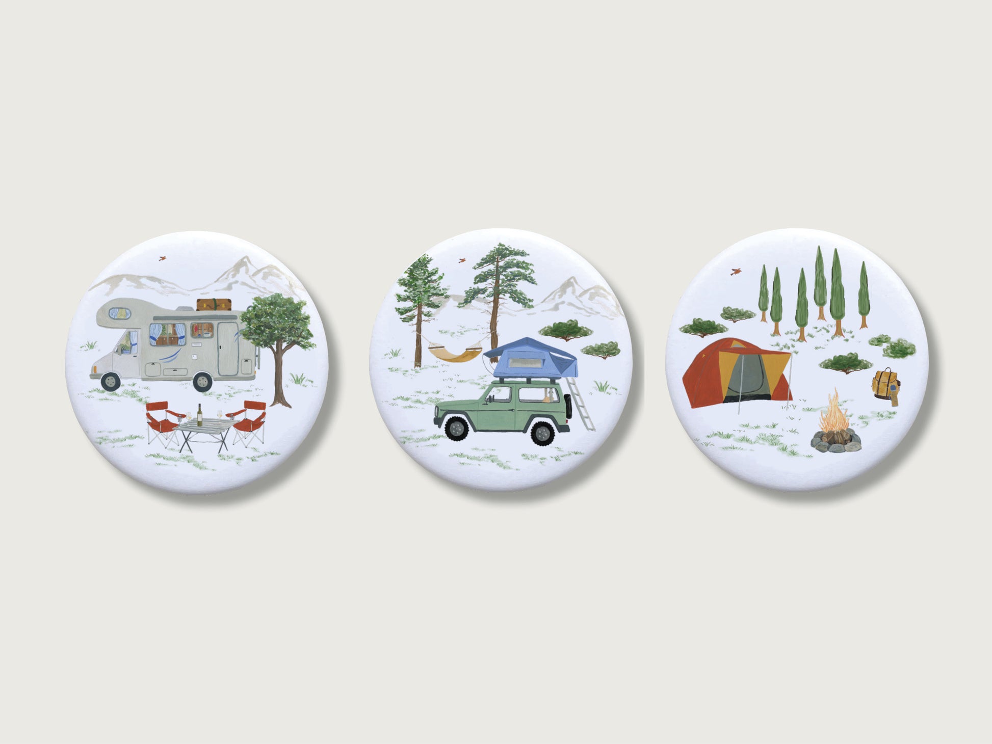 Set aus drei Camping Magneten. Alle Rund mit jeweils hand-illustriertem Camper-Motiv.