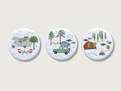 Set aus drei Camping Magneten. Alle Rund mit jeweils hand-illustriertem Camper-Motiv.