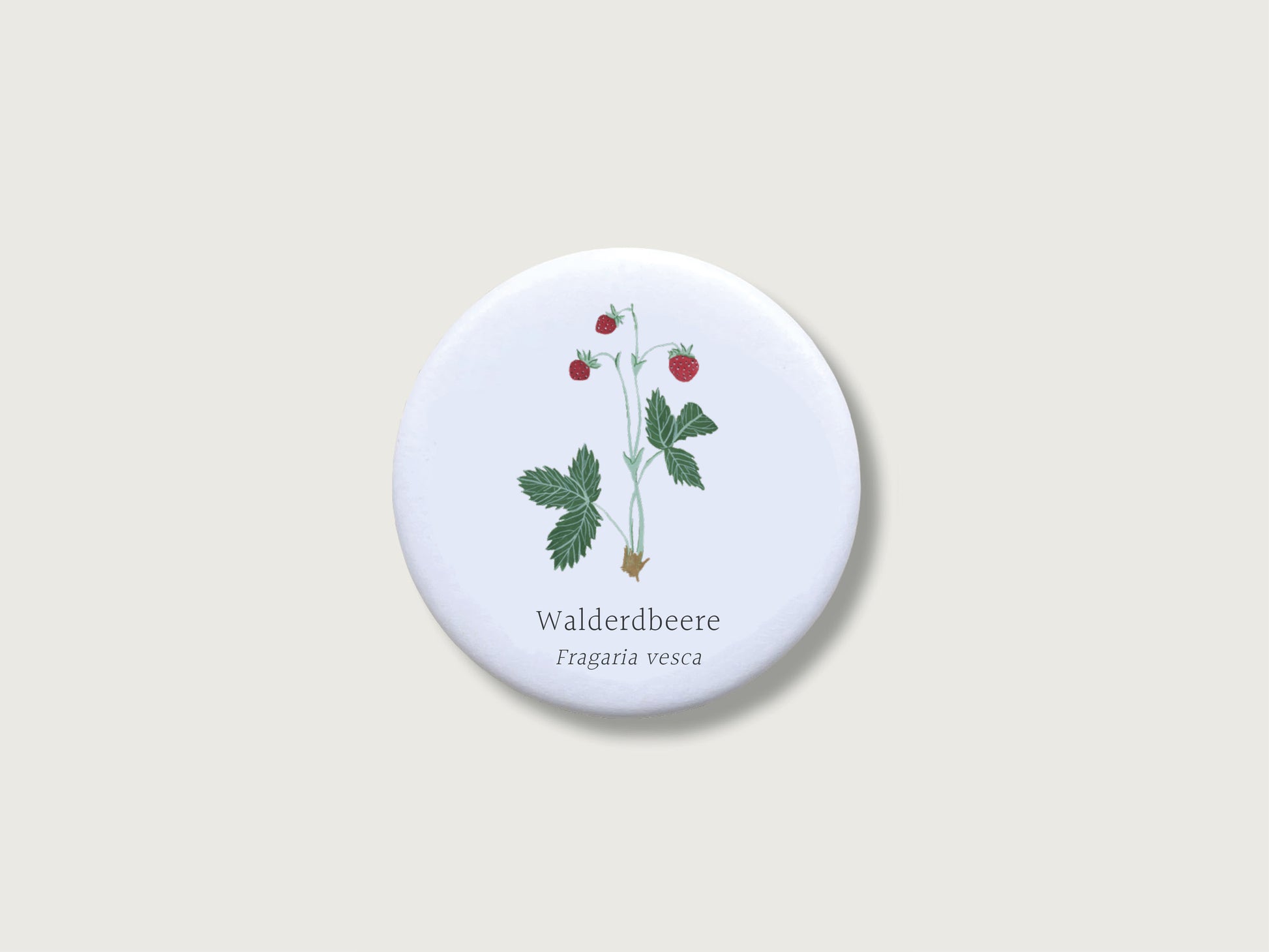 Runder, matter Pflanzen-Magnet (Ø 55 mm) mit kratzfestem Schutz-Finish. Gezeigt wird eine detailreiche, handgemalte botanische Illustration einer Walderdbeere auf weißem Grund.