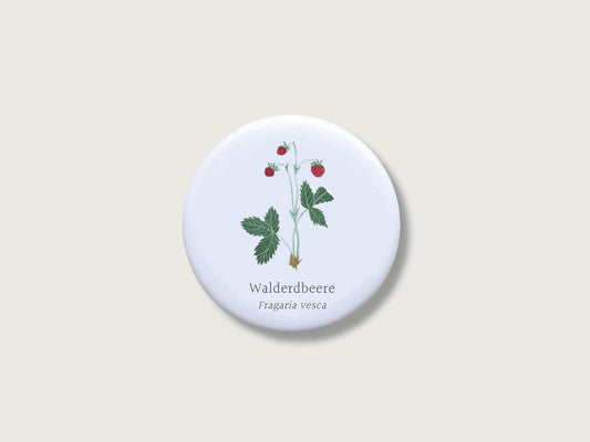Runder, matter Pflanzen-Magnet (Ø 55 mm) mit kratzfestem Schutz-Finish. Gezeigt wird eine detailreiche, handgemalte botanische Illustration einer Walderdbeere auf weißem Grund.