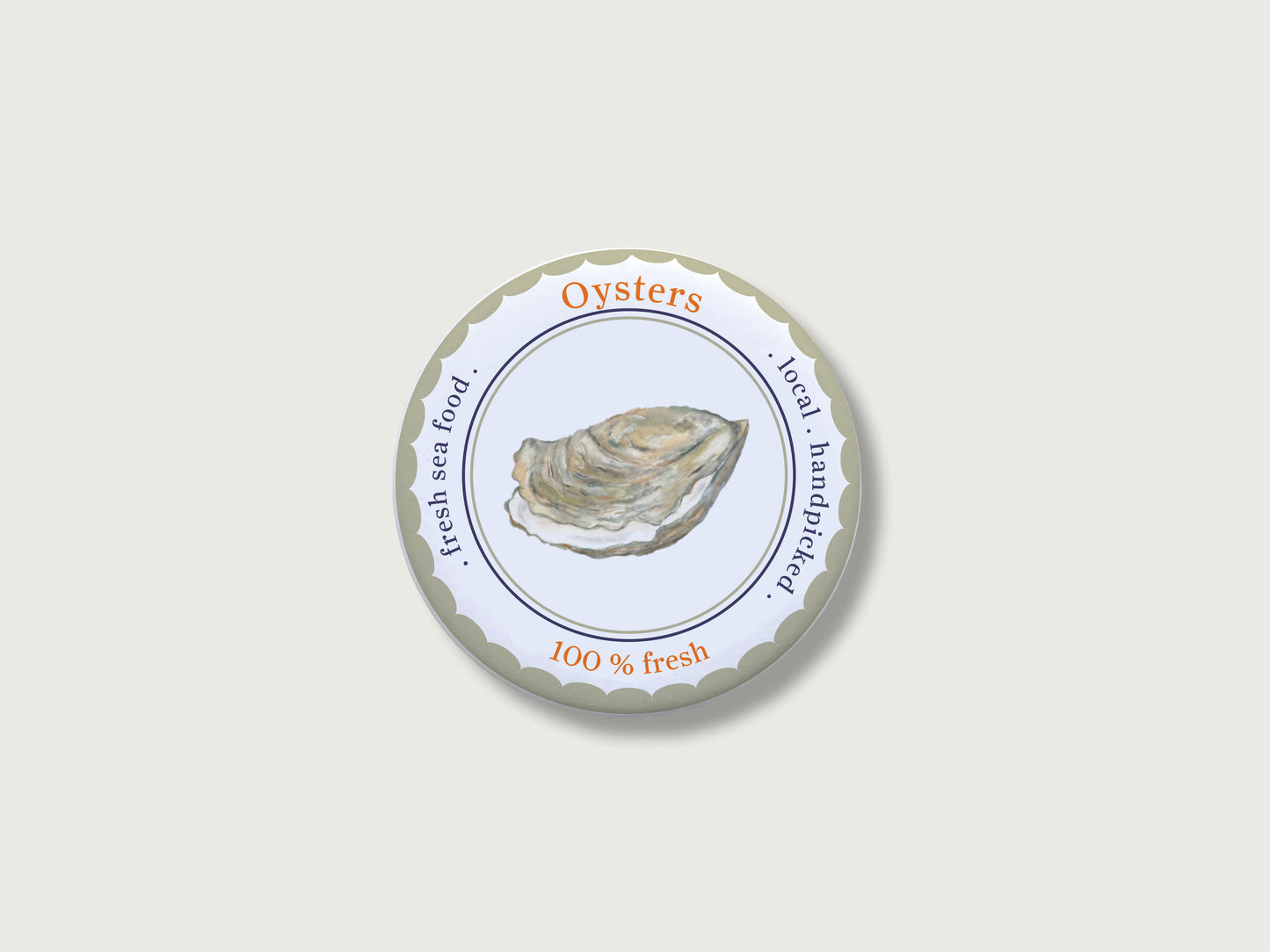 Runder Premium-Magnet (Durchmesser 55 mm) mit mattem, kratzfestem Finish. Zu sehen ist eine filigrane, handgemalte Austern-Illustration im französischen Seefisch- und Feinkost-Stil auf weißem Hintergrund.