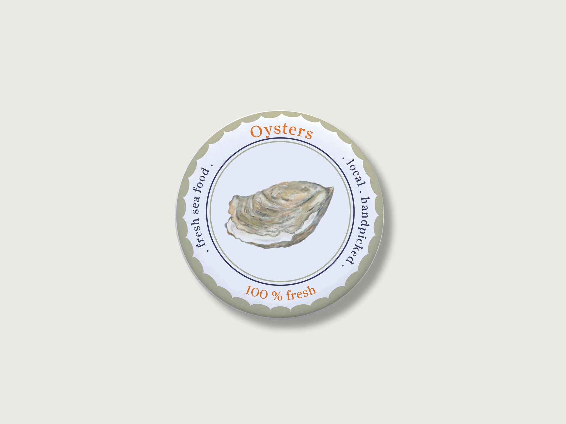 Runder Premium-Magnet (Durchmesser 55 mm) mit mattem, kratzfestem Finish. Zu sehen ist eine filigrane, handgemalte Austern-Illustration im französischen Seefisch- und Feinkost-Stil auf weißem Hintergrund.