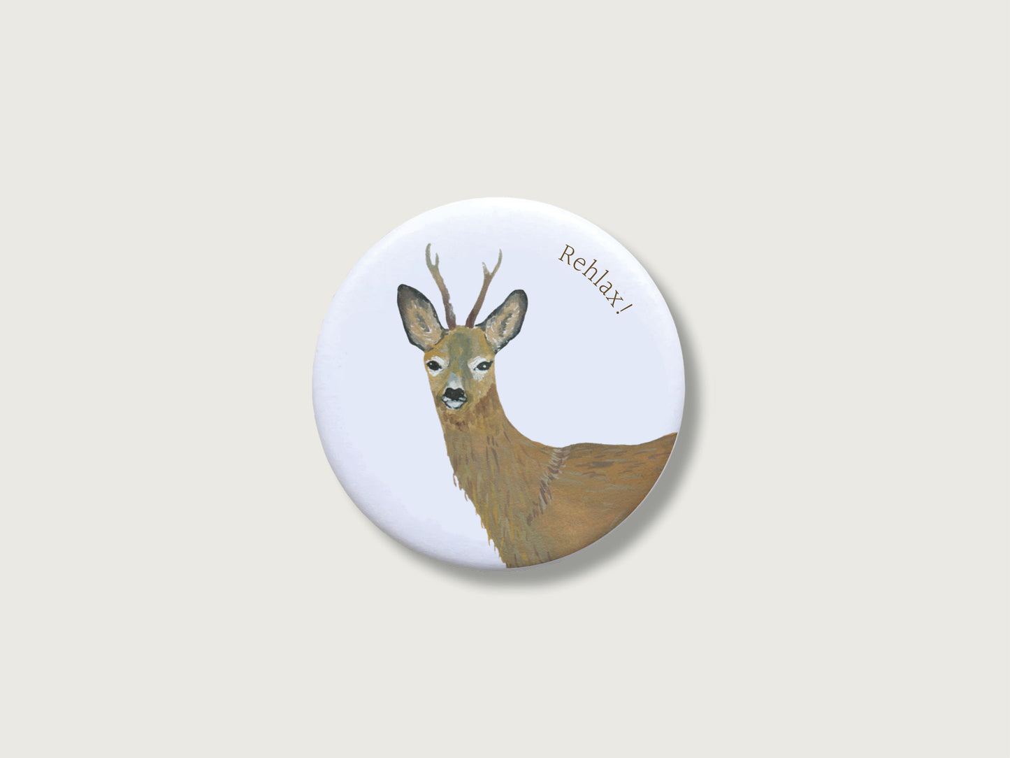 Runder, kratzfest versiegelter Button-Magnet (Durchmesser 55 mm) im eleganten Matt-Look. Das Motiv zeigt eine naturgetreue Rehbock-Zeichnung und ein humorvolles Wortspiel "Rehlax" im modernen Country-Stil für Wald- und Outdoor-Fans. 