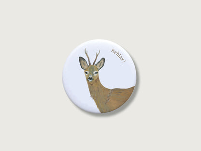 Runder, kratzfest versiegelter Button-Magnet (Durchmesser 55 mm) im eleganten Matt-Look. Das Motiv zeigt eine naturgetreue Rehbock-Zeichnung und ein humorvolles Wortspiel "Rehlax" im modernen Country-Stil für Wald- und Outdoor-Fans. 