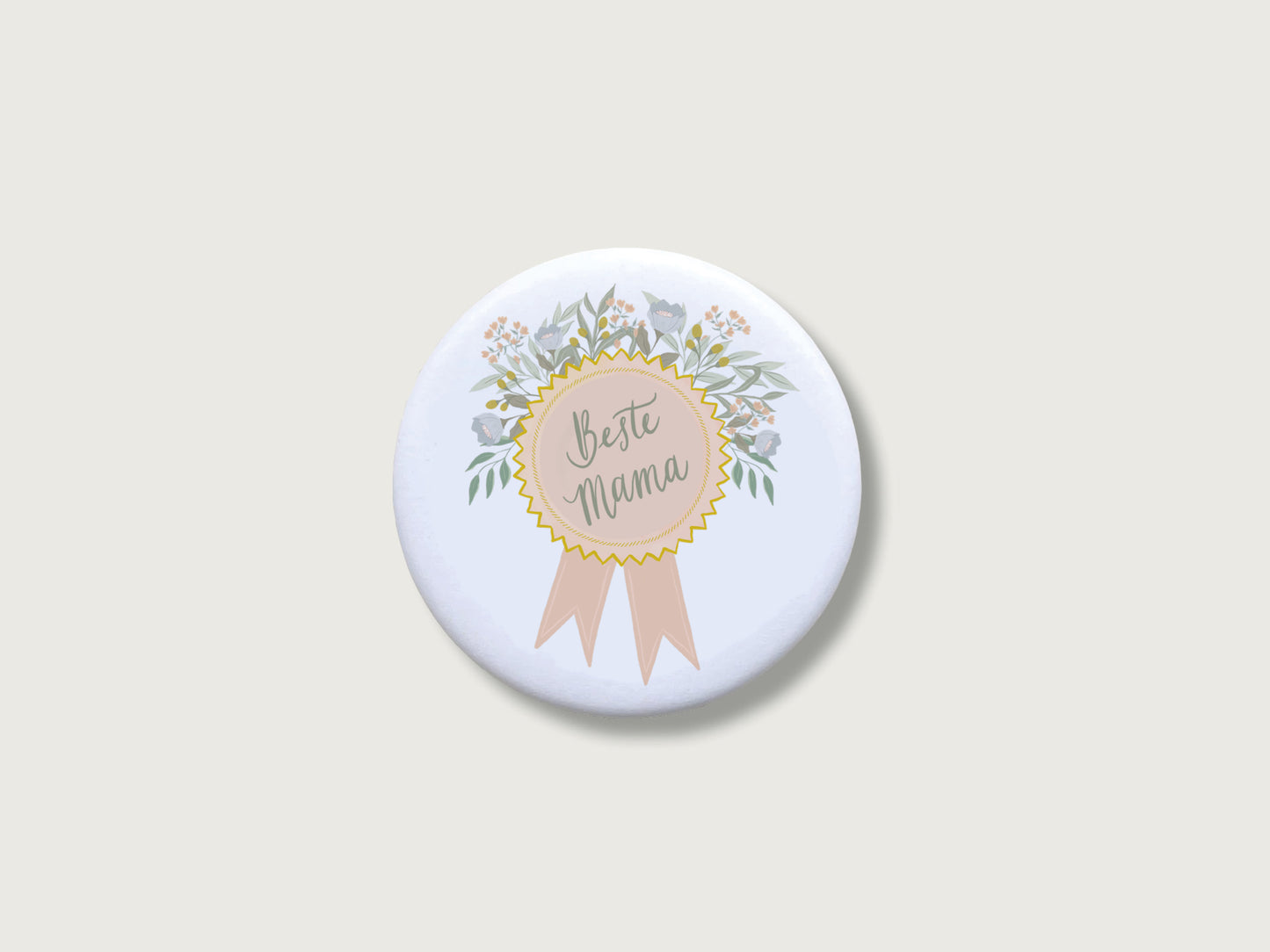 Liebevolles Geschenk zum Muttertag oder Geburtstag: Runder, weißer Kühlschrankmagnet in Form einer Ehrenmedaille mit Schleife, einem feinen Blütenkranz in sanften Naturtönen und dem handillustrierten Schriftzug Beste Mama. Das dekorative Motiv für die Magnetwand ist mittig auf einem schlichten, neutralen, hellen Hintergrund platziert.
