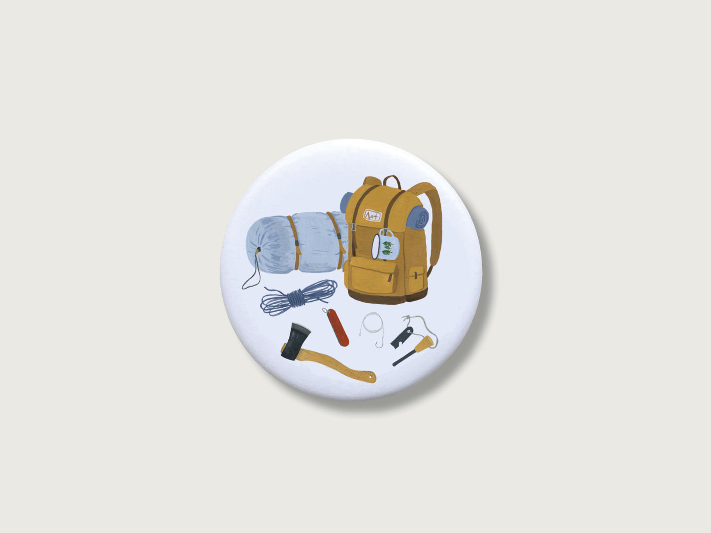 Runder, weißer Magnet mit handgemalten Illustrationen für Outdoor und Camping, darunter ein brauner Wanderrucksack, Isomatte, Beil, Seil und Taschenmesser.