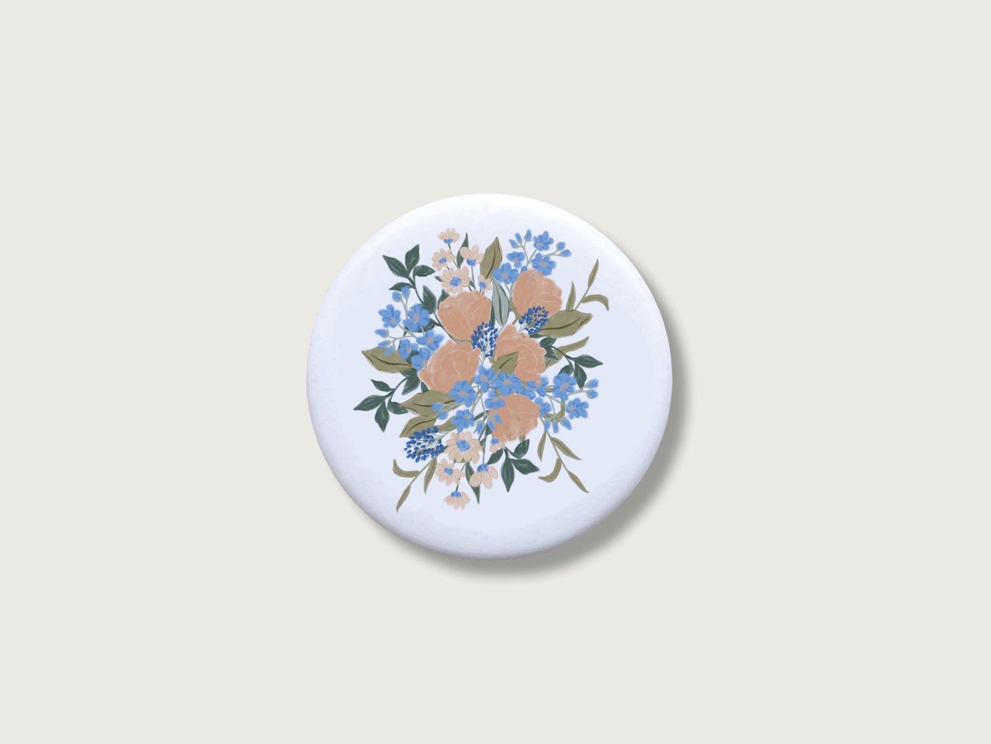 Kühlschrankmagnet Blumen als Geschenk für Frauen: Runder, matter Magnet mit handillustriertem Blumenstrauß-Motiv aus Vergissmeinnicht auf weißem Hintergrund.