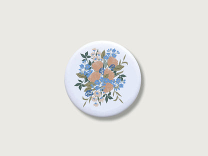 Kühlschrankmagnet Blumen als Geschenk für Frauen: Runder, matter Magnet mit handillustriertem Blumenstrauß-Motiv aus Vergissmeinnicht auf weißem Hintergrund.