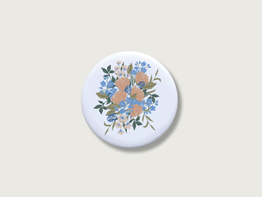Kühlschrankmagnet Blumen als Geschenk für Frauen: Runder, matter Magnet mit handillustriertem Blumenstrauß-Motiv aus Vergissmeinnicht auf weißem Hintergrund.