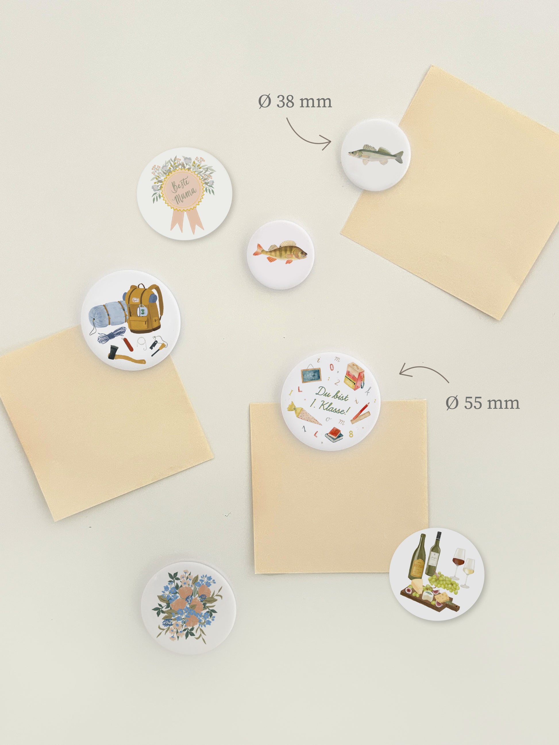 Magnetwand mit verschiedenen Magnetbuttons mit unterschiedlichen Motiven wie Muttertag für Mamas, Survival, Blumen, Wein und Käse oder Einschulung und Schulanfang.