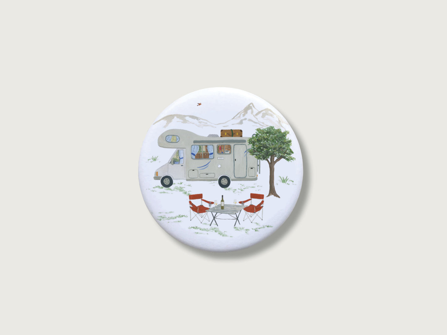 Magnetbutton mit handillustrierter Szene eines Wohnmobils beim Camen in der Natur.