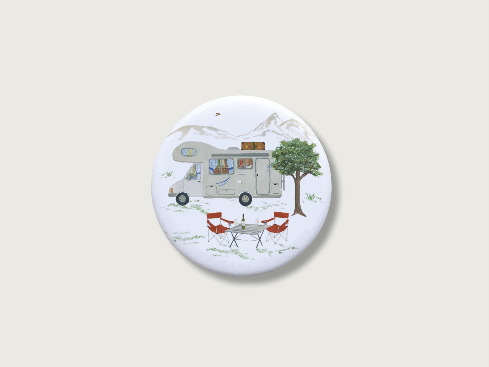 Magnetbutton mit handillustrierter Szene eines Wohnmobils beim Camen in der Natur.