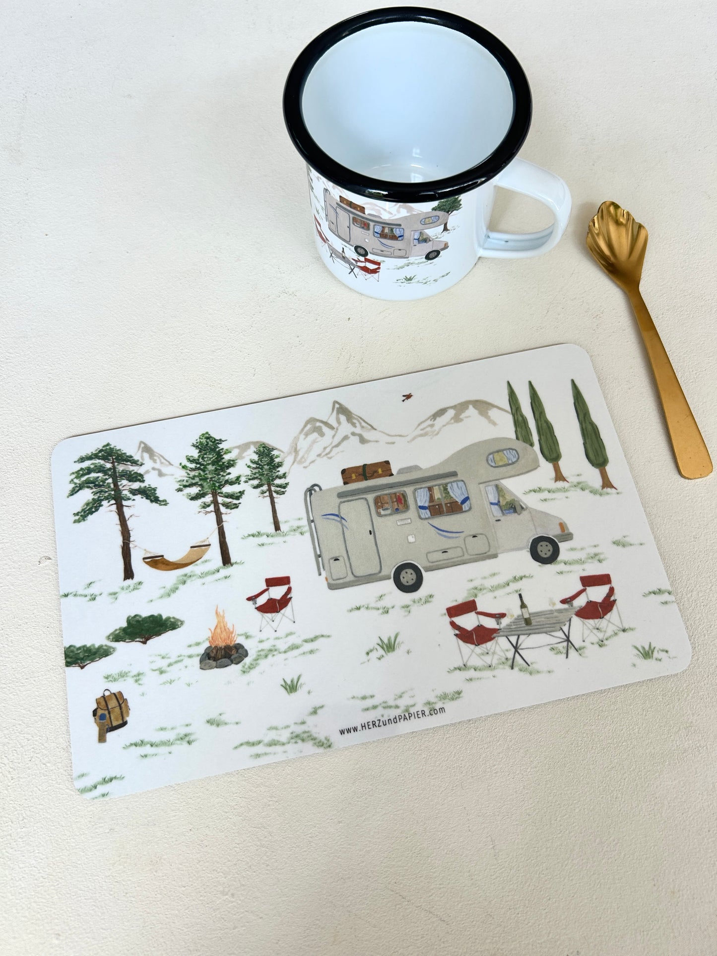 Robustes Campinggeschirr aus Emaille und passendes Frühstücksbrett aus Melamin mit liebevollen Aquarell-Illustrationen von Wohnmobil, Lagerfeuer und Natur für den Campingurlaub.