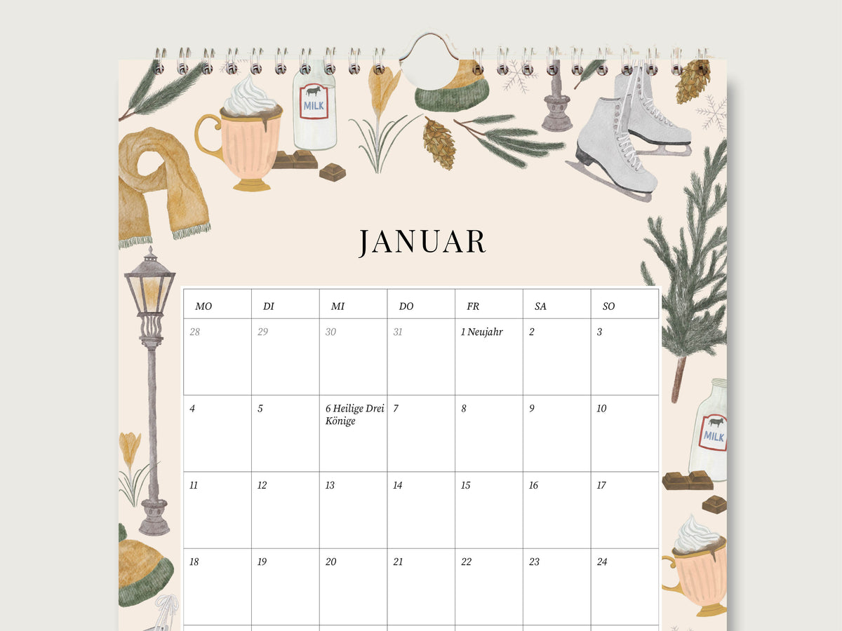 Aufgeschlagene Monatsseite Januar des Wandkalenders auf mattem Naturpapier mit datierten Tagesfeldern, Feiertagen und handillustrierten Wintermotiven wie Schlittschuhen und Kakaotasse.