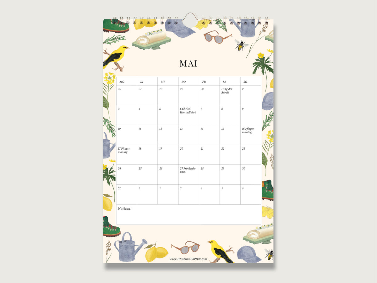 Aufgehängter Din A4 Wandkalender für den Monat Mai mit Wanderschuhen, Ausflugsmotiven und übersichtlichem Kalendarium für handschriftliche Termine.