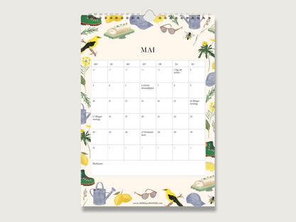 Aufgehängter Din A4 Wandkalender für den Monat Mai mit Wanderschuhen, Ausflugsmotiven und übersichtlichem Kalendarium für handschriftliche Termine.