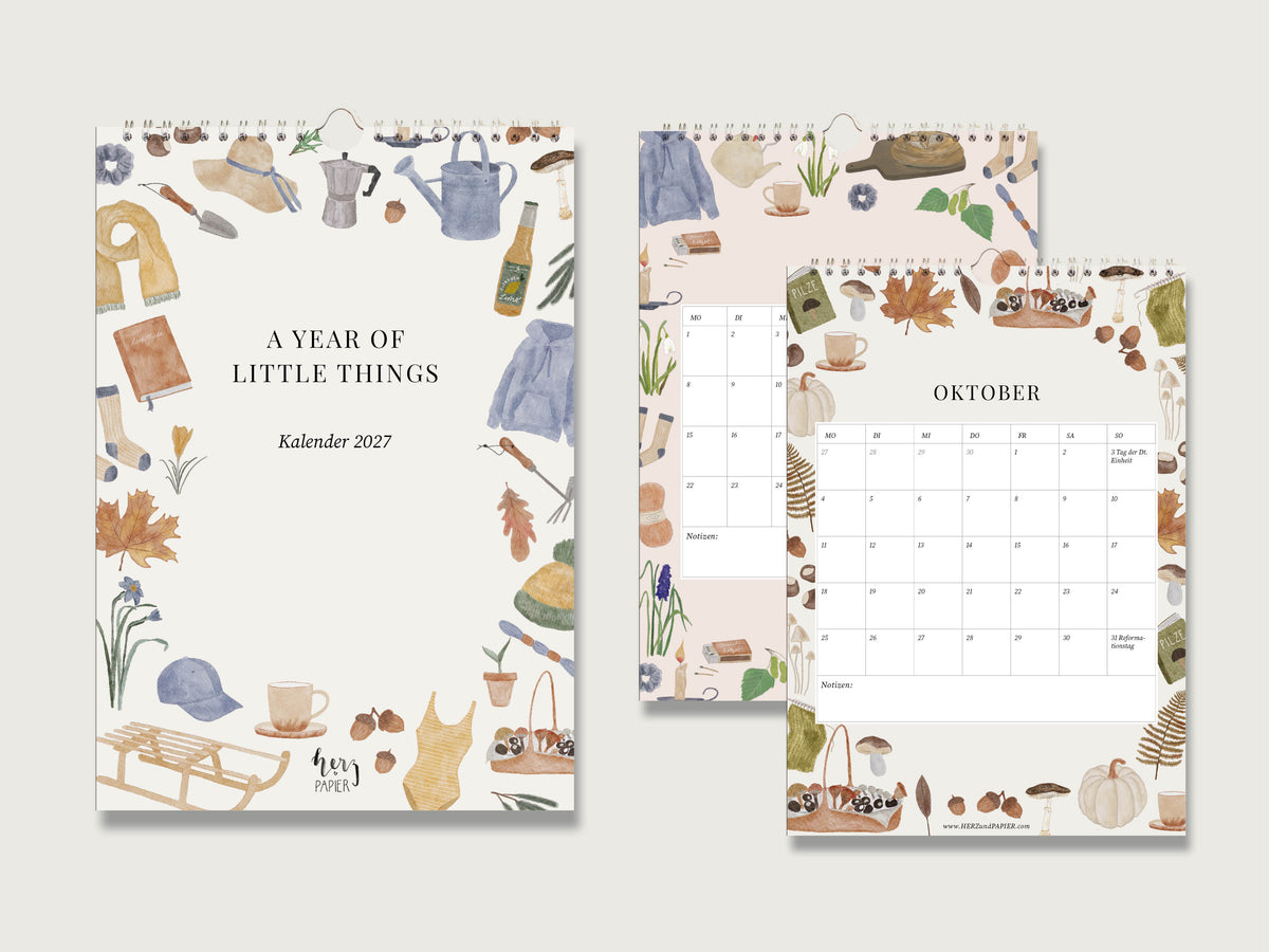 Deckblatt „A Year of Little Things“ und Monatsübersichten des Din A4 Wandkalenders mit weißer Metall-Spiralbindung und Aufhängebügel. 
Pro Monat sieht man saisonale Illustrationen rund um das Kalendarium angeordnet, das sind zum Beispiel Pflanzebn, Gerichte oder passende Gegenstände zum jeweiligen Monat. 