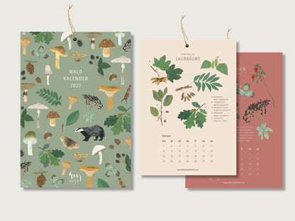 Man sieht den Wandkalender in Din A5 namen "Waldkalender" einmal mit dem Titelblatt, auf dem verschiedene Pilze, Pflanzen und Tiere aus dem Wald zu sehen sind. Daneben leigt der Kalender aufgeschlagen, man sieht das Kalendarium sowie oberhalb Blumen, Pflanzen, Blätter und andere Naturmotive.