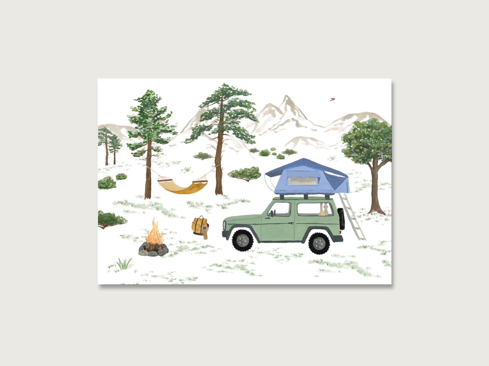 Postkarte mit einem grünen Jeep mit blauem Dachzelt in der Natur. Im Hintergrund sind Berge zu sehen. Neben dem Jeep ist eine gelbe Hängematte an Bäumen aufgehängt und ein Lagerfeuer angezündet.