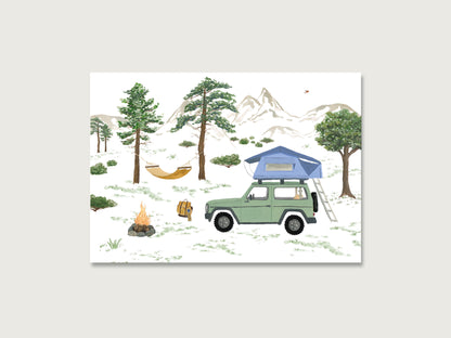 Postkarte mit einem grünen Jeep mit blauem Dachzelt in der Natur. Im Hintergrund sind Berge zu sehen. Neben dem Jeep ist eine gelbe Hängematte an Bäumen aufgehängt und ein Lagerfeuer angezündet.